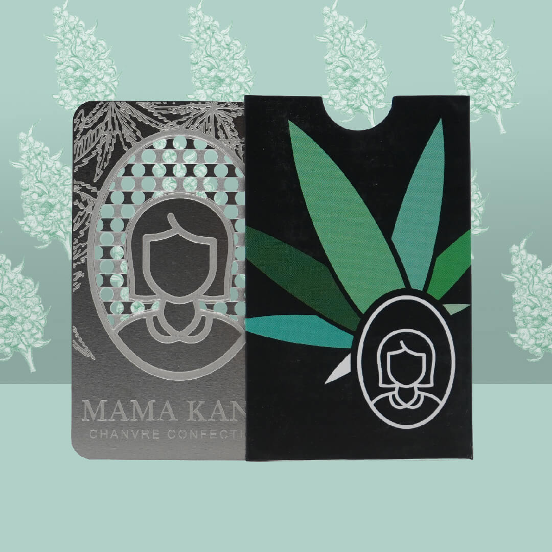 Découvrez le Grinder Card Mama Kana, un outil de broyage compact et résistant, conçu dans un format pratique de carte de crédit. Fabriqué en acier inoxydable de qualité médicale, ce grinder garantit une expérience saine et durable. Le design de ce Grinder Card, proposé par Mama Kana, allie discrétion, compacité et robustesse. Grâce à sa forme de carte de crédit, il se glisse facilement dans votre porte-monnaie, vous permettant de l'emporter partout avec vous. Sa conception en acier inoxydable de qualité médicale assure sa résistance et sa longévité.