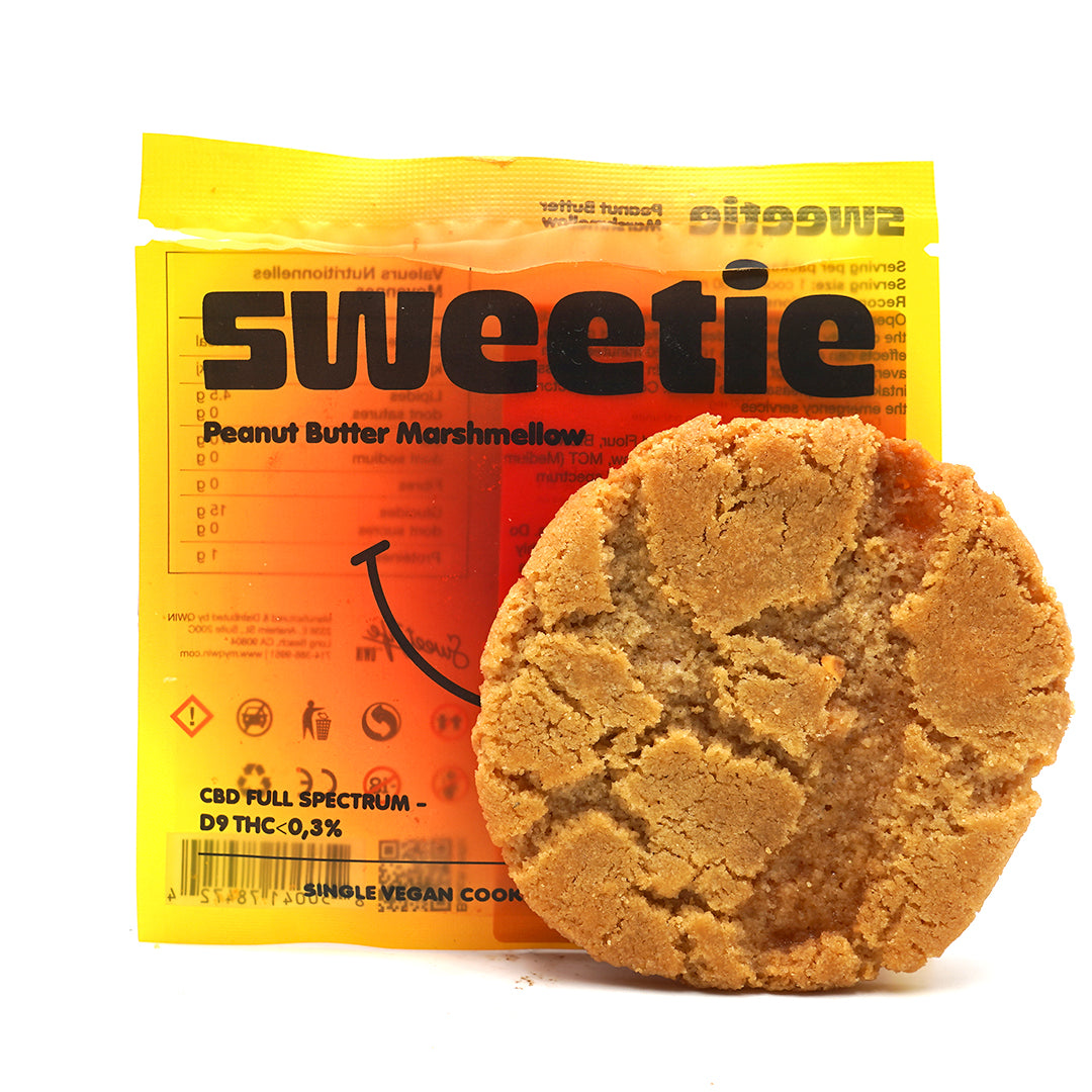 Description du Space Cookie THC 100mg - Peanut Butter Marshmallow 🥜 Les délicieux cookies spatiaux infusés avec de l'extrait de cannabis de qualité supérieure de Californie offrent une expérience gourmande unique. Ces cookies THC/CBD sont entièrement végétaliens et disponibles en quatre saveurs délicieuses, fabriqués à la main en petites quantités. Chaque cookie contient une combinaison équilibrée de THC (50 mg) et de CBD (50 mg) avec un goût irrésistible de beurre de cacahuète et de guimauve. Ils sont conçus avec des ingrédients de haute qualité, notamment de la farine de blé, de la farine à pain, de la cassonade, du beurre de cacahuète, de la guimauve végétalienne, des triglycérides à chaîne moyenne (TCM), de la lécithine, de la glycérine et de l'extrait de CBD à spectre complet.